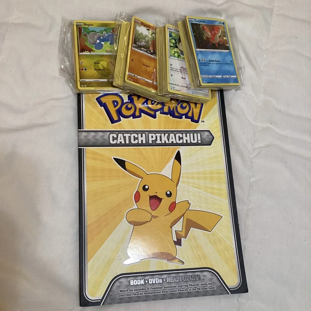 Pokemon Catch Pikachu! Deluxe Book only with 200 random Trading Cards Included